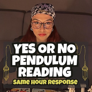 Op de afbeelding: Afbeelding van een persoon met een bril en een patroon hoofddoek, met tekst overlay: "YES OR NO PENDULUM READING" en "SAME HOUR RESPONSE". De achtergrond is donker en tarotkaarten zijn zichtbaar.