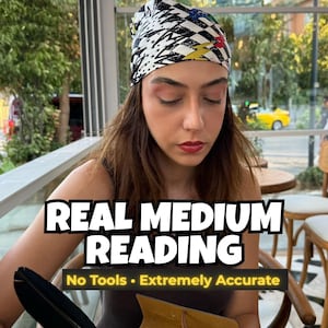 Peut inclure: Une personne porte un foulard à motifs noir et blanc. L'image contient le texte "REAL MEDIUM READING" avec le slogan "No Tools • Extremely Accurate". La personne est assise à une table.