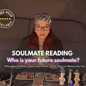 Könnte beinhalten: Ein Bild, das einen Seelenlesedienst bewirbt. Der Text lautet "SOULMATE READING" und "Who is your future soulmate?" mit weiteren Details. Eine Frau mit Brille und Kopftuch steht im Mittelpunkt, mit Tarotkarten und dekorativen Gegenständen im Vordergrund.