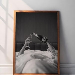 Vrouw drinkt wijn in bed posterprint, feministische poster, zwart-wit, alcohol kunst aan de muur, barwagen print, decor meisjeskamer, wanddecoratie