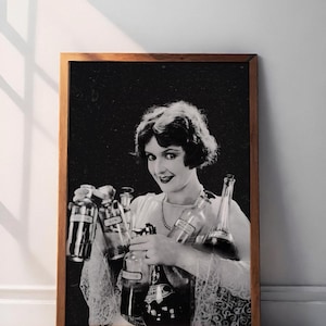 Sztuka ścienna z czasów prohibicji, sztuka czarno-biała, wystrój wózka barowego, sztuka ścienna w stylu vintage, portret kobiety, butelki z alkoholem, prezent w postaci butelki z alkoholem, prezent dla barmana
