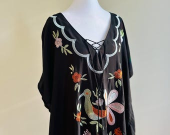 Caftán negro bordado con arte popular Midnight Bloom - Talla única para la mayoría de las tallas estándar y grandes