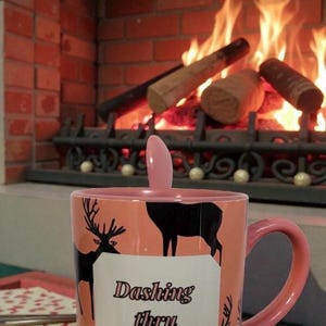 雪の中を駆け抜けるクリスマスマグカップ：鹿のホリデーコーヒーカップ