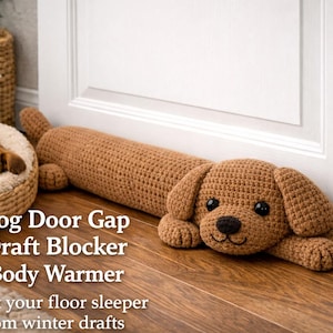 Peut inclure: Un bloqueur de courant d'air et chauffe-corps en forme de chien marron au crochet. Le texte sur l'image se lit comme suit : "Dog Door Gap Draft Blocker Body Warmer. Protégez votre dormeur du sol des courants d'air hivernaux."