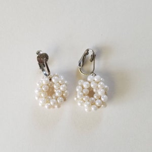 Faux Pearl Wreath Cluster Clip-on Vintage Earrings, Faux Pearl Cluster Earrings, Pearl Colored Bead Cluster Wreath Clip-on Earrings