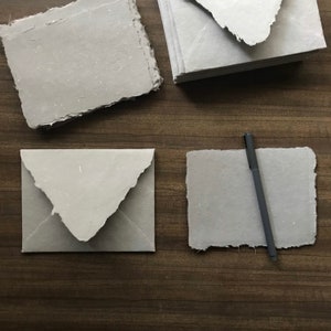 A2 Handgeschöpfte Briefumschläge, warme graue Baumwolldeckle mit Umrandung, Hochzeitspapier Set