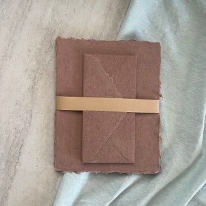 Set de papelería - Papel hecho a mano color marrón arcilla con sobres para escribir cartas