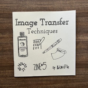 Puede incluir: Una ilustración en blanco y negro de una zine titulada "Técnicas de transferencia de imágenes" con el texto "ZINE #5 por Kelsey Pike". La portada de la zine presenta ilustraciones de una botella de citrasolv, un lápiz, una regla y un trozo de papel de transferencia Saral.