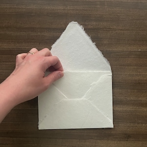 Artigos de papelaria feitos à mão do casamento A6, envelopes afiados de Deckle dos meios mistos naturais