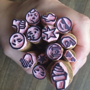 Sello de emoji: 1 pequeño sello de goma tallado a mano de cualquier emoji: un pequeño obsequio fantástico