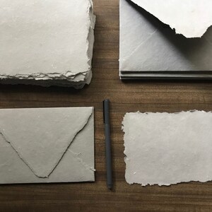 A6 Articoli di cancelleria per matrimoni in carta fatti a mano, buste bordate di straccio di cotone grigio caldo