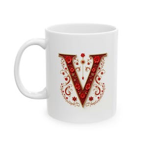 Taza de café con monograma V con elegante diseño en rojo y dorado, personalizada, para cumpleaños, bautizo, boda o Navidad. 325 ml (11 oz y 15 oz)