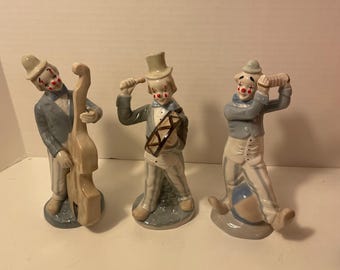 Conjunto vintage coleccionable de 3 figuras de payaso de porcelana de 8,5" de alto que tocan la concertina, el tambor y el violonchelo (usado)
