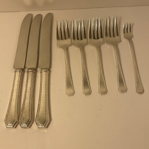 1920’s Vintage- Rogers AA- set of silverware with 3 dinner knives, 4 salad forks with design under prongs, & 1 seafood/cocktail fork- Used