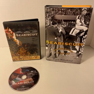 Op de afbeelding: Een DVD- en boekset over Seabiscuit, een Amerikaans renpaard. De DVD bevat acteurs Tobey Maguire, Jeff Bridges en Chris Cooper. Het boek is getiteld "Seabiscuit: An American Legend" door Laura Hillenbrand.