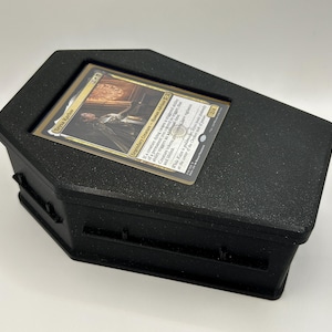 Caja de mazos MTG Commander con forma de ataúd: caja de mazos MTG con expositor de cartas y bandeja para dados, cierre magnético, Pokémon, Lorcana