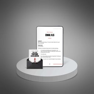 Pode incluir: Um tablet digital exibe o texto "EMAIL N.5" e detalhes do curso. Ao lado, um envelope preto contém um cartão com "THE 6-DAY YOUTUBE ACCELERATOR" impresso. Os itens estão em uma plataforma circular branca.