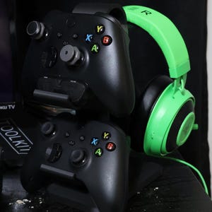 Dual Controller and Headset Stand