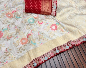 Eleganter Banarasi Saree aus weicher Seide mit reichhaltiger Zari-Stickerei, gewebtem Blumendesign und kontrastierender Bluse für Hochzeit oder Festliche Kleidung