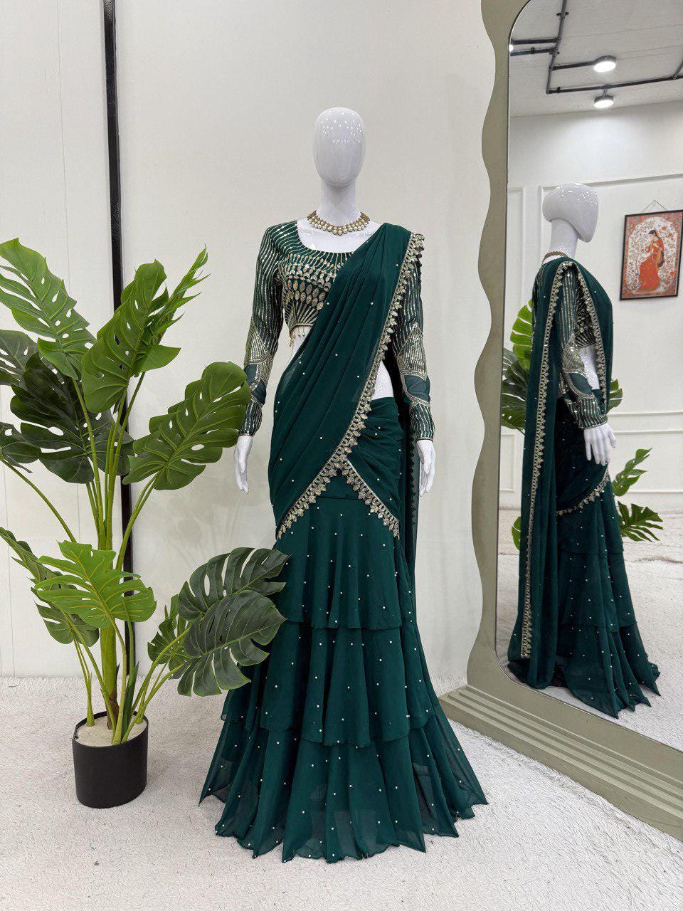 Dunkelgrüner Rüschen Saree mit schwer gestickter Voll Ärmel Bluse und Perlen Details für Hochzeitsfeier oder festliche Kleidung Eleganz