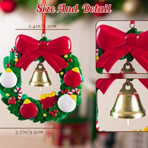 K&ouml;nnte beinhalten: Ein Weihnachts-Kranz-Anh&auml;nger mit einer gro&szlig;en roten Schleife, einer goldenen Glocke, roten und wei&szlig;en Kugeln sowie Zuckerstangen. Der Anh&auml;nger misst 9,5 cm in der H&ouml;he und 9,5 cm in der Breite, mit einer 6,2 cm &Ouml;ffnung. Text: Size And Detail.