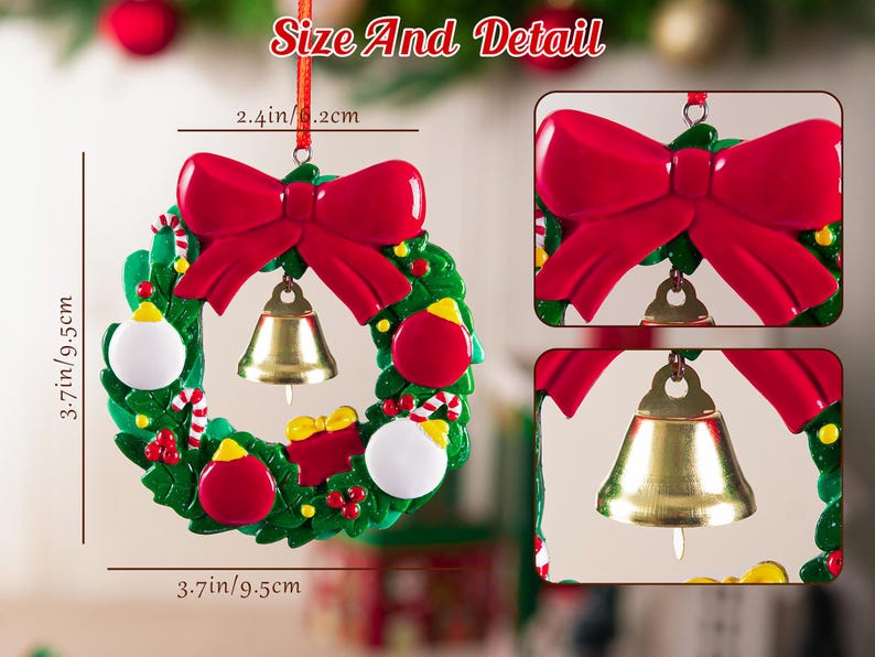 K&ouml;nnte beinhalten: Ein Weihnachts-Kranz-Anh&auml;nger mit einer gro&szlig;en roten Schleife, einer goldenen Glocke, roten und wei&szlig;en Kugeln sowie Zuckerstangen. Der Anh&auml;nger misst 9,5 cm in der H&ouml;he und 9,5 cm in der Breite, mit einer 6,2 cm &Ouml;ffnung. Text: Size And Detail.