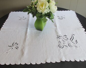 TC 561 Vintage  Cotton Needle Cut Work Luncheon Tablecloth Topper 32 x 32