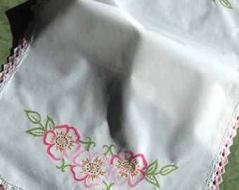 E521 Vintage Embroidered Dresser Table Runner Pink Wild Rose Flowers 33 x 15