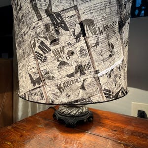 Lampada da tavolo in carta con pagina manga di One Piece