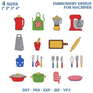 Pode incluir: Uma folha de design de bordado com ilustrações de utensílios de cozinha. Inclui uma chaleira vermelha, um avental verde, uma cafeteira, uma batedeira, um ralador, um almofariz e pilão, uma tábua de cortar, um rolo e muito mais. O texto diz "4 TAMANHOS 2.5 cm 5 cm 7.6 cm 10.2 cm" e "DESIGN DE BORDADO PARA MÁQUINAS."