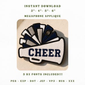 Può includere: Un design applicato a forma di megafono ricamato con la parola CHEER in filo blu scuro su sfondo bianco, accentuato da una grafica a pon-pon blu scuro e grigio. Il testo include INSTANT DOWNLOAD, 3"- 4"- 5"- 6", MEGAPHONE APPLIQUE, 5 BX FONTS INCLUDED!!!, PES, EXP, DST, JEF, VP3, HUS, XXX.