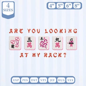 Könnte beinhalten: Ein Stickmuster mit fünf Mahjong-Steinen mit rosa und schwarzen Symbolen, umgeben von dem roten Sticktext 'ARE YOU LOOKING AT MY RACK?'. Das Design enthält Angaben für 4 Größen (10 cm, 13 cm, 15 cm, 20 cm) sowie verschiedene Dateiformate wie EXP, PES, DST, VP3, JEF, HUS und XXX.