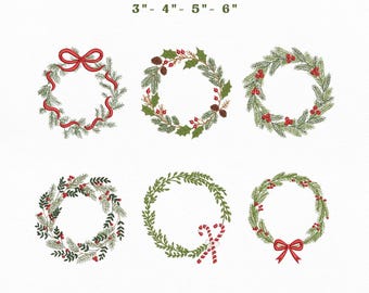 Op de afbeelding: Een set van zes digitale borduurontwerpen met ronde kerstkransen van groene dennennaalden, rode bessen, dennenappels en rode linten. Tekst bevat INSTANT DOWNLOAD, 3" - 4" - 5" - 6" en bestandsformaten PES, EXP, DST, JEF, VP3, HUS, XXX.