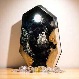 Custom Galaxy-nachtlampje - ruimtelamp astronaut met vlag, houten lamp wolf, halloweencadeau, gepersonaliseerde sterrenkaart
