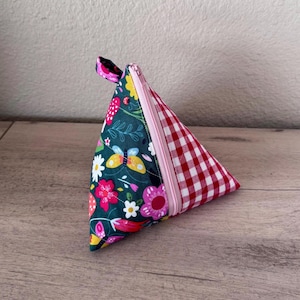 Small Handmade Collapsible Triangle Zipper Pouch – Handmade Quilted Gingham Garden Travel Bag