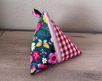 Small Handmade Collapsible Triangle Zipper Pouch – Handmade Quilted Gingham Garden Travel Bag