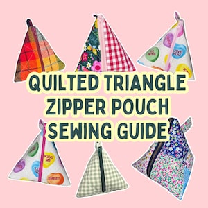 Op de afbeelding: Zes gewatteerde driehoekige ritszakjes met diverse stoffen patronen, waaronder ruitjes, bloemen, gingham en hartvormige snoepjesprints. De tekst QUILTED TRIANGLE TRIANGLE ZIPPER POUCH SEWING GUIDE staat gecentreerd op een lichtroze achtergrond.