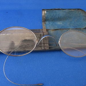 Lunettes de vue vintage dans un boîtier en métal