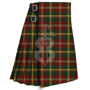 Op de afbeelding: Een traditionele kilt in een groen, rood en geel ruitpatroon. De kilt heeft twee zwarte leren riemen met zilveren gespen. De stof is geplooid en het algehele ontwerp is een klassieke representatie van Schots erfgoed.