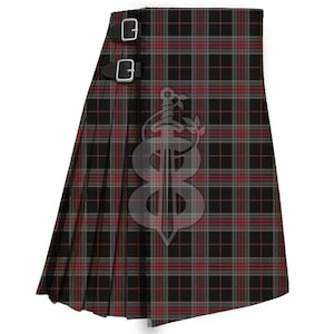 Pode incluir: Um kilt xadrez preto, vermelho e cinza com duas tiras de couro e fivelas. O kilt apresenta um grande emblema estilizado. O tecido é plissado e o kilt foi projetado para ser usado na cintura.