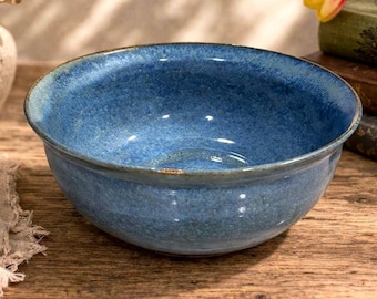 Ciotola in ceramica artigianale smaltata di blu, firmata, da portata.