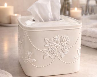 Funda para caja de pañuelos Charter Club Sofiya, color crema vintage, con relieve floral, ideal para la decoración del tocador del baño.