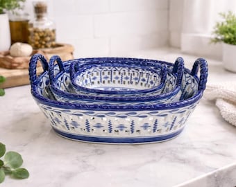Set di 3 cestini in porcellana blu e bianca con manici, stile Chinoiserie, ideali per servire e decorare.