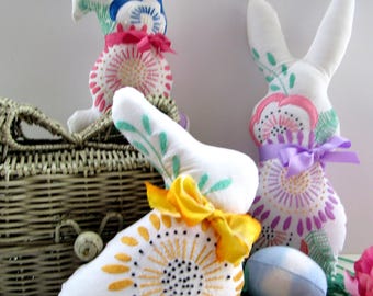 Conejitos de lino bordados a mano: decoración de primavera y Pascua