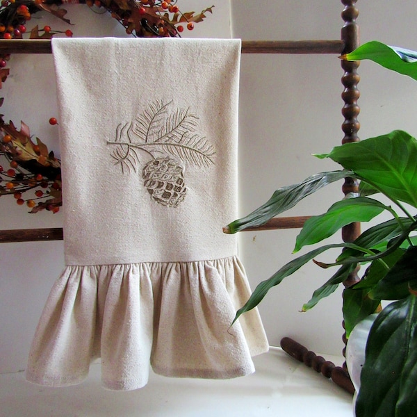 Main à volants, serviette d'invité-tissu Osnaburg/broderie pomme de pin, cadeau d'hôtesse, cadeau de pendaison de crémaillère, décoration de bain tissée maison