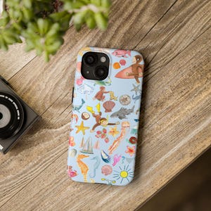 Fantazyjny letni pokrowiec na iPhone'a z motywem plaży do pobrania w wersji cyfrowej | Ciekawski George, etui na telefon z kreskówek | Zabawny projekt etui na iPhone'a do wydrukowania