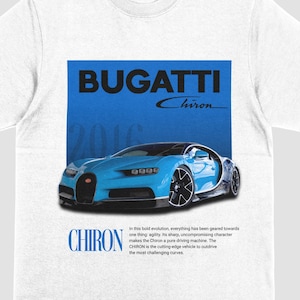Może przedstawiać: Biała koszulka z niebieską grafiką samochodu sportowego Bugatti Chiron. Projekt zawiera niebieski napis "BUGATTI Chiron 2016" z dodatkowym tekstem poniżej.