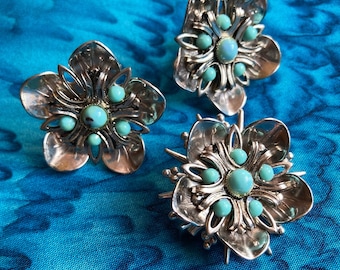 Turquoise floral motif pin and screw back earrings, circa 1940s, Matching vintage turquoise flower earrings & pin in detailed silver setting