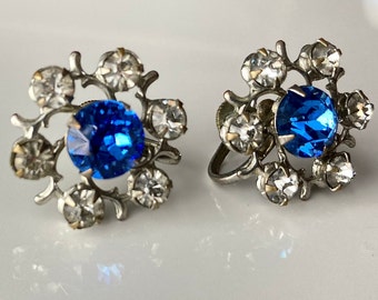Sparkling 1930s screw back earrings with gorgeous large blue center crystal surrounded by 6 clear crystals in a silvertone setting