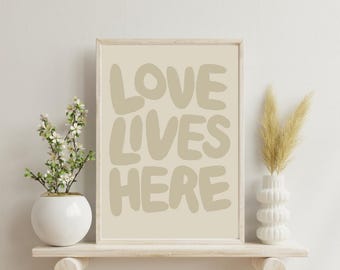 Póster "El amor vive aquí" / Arte de pared imprimible / Amor / Beige / Día de San Valentín / Descarga digital